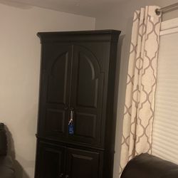 Corner Hutch