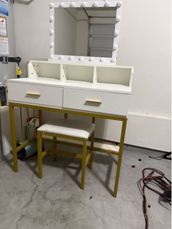 Vanity Desk with Lighted Mirror and Stool
