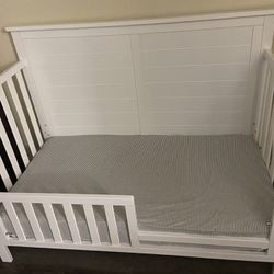 White Baby Crib/ Toddler Bed With Changing Table ( NEED IT GONE ASAP)