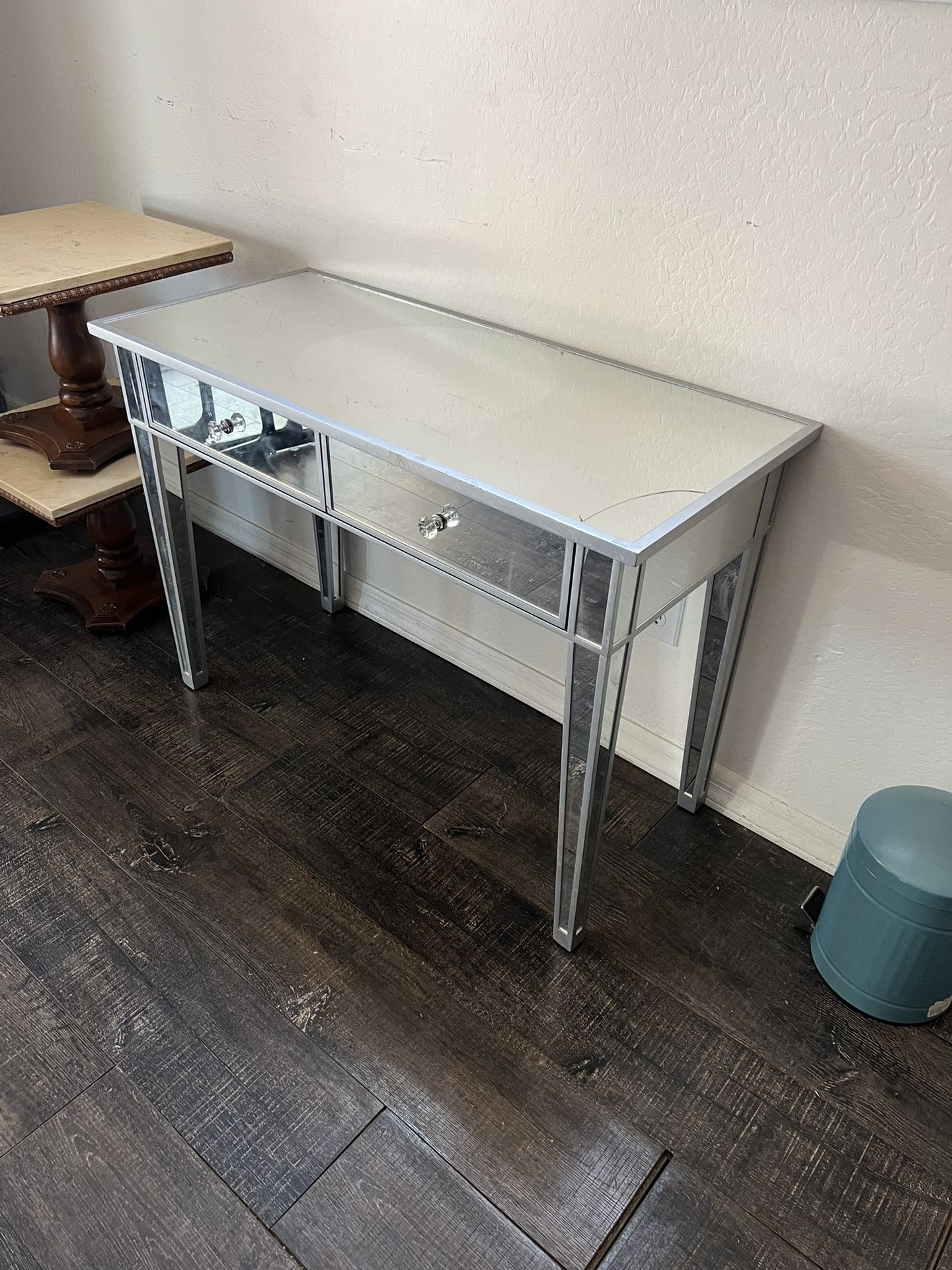 Entry Table Or Desk