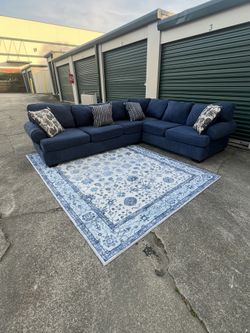 🔥 Gorgeous Blue Sectional – Like New! FREE Delivery! ONLY $600! 🔥