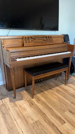 Spinet piano