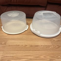 $10 FOR BOTH 🎂🎂🍰🍰.  2 LARGE CAKE DISHES WITH LOCKING COVERS.  ONE IS EXTRA LARGE THE OTHER IS LARGE.  MINT CONDITION 🎂🍰.  ONLY $10 FOR BOTH!!!