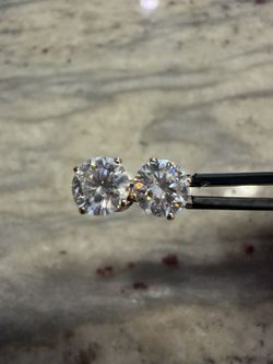 2cttw Round Lab Diamond Stud Earrings – 14K Yellow Gold – E/VVS2 – IGI Certified