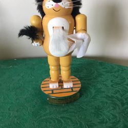 Delightful the wizard of Oz cowardly lion nutcracker holding a tissue and his tail￼