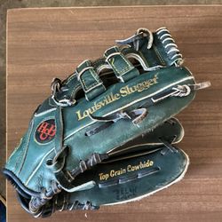 Louisville Slugger Glove 
