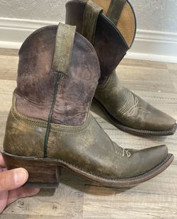 Lucchese Women’s Gaby Western Bootie Size 6 Olive Green/Puma two-tone leather.