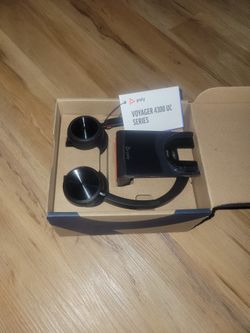 Voyager 4320 UC Headset & Charge Stand