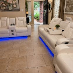🛋️ Sala Reclinable de 3 Piezas – ¡Nueva en caja! 🔥  Convierte tu sala en un verdadero cine en casa con este moderno juego de sala.  ✅ 3 piezas recli