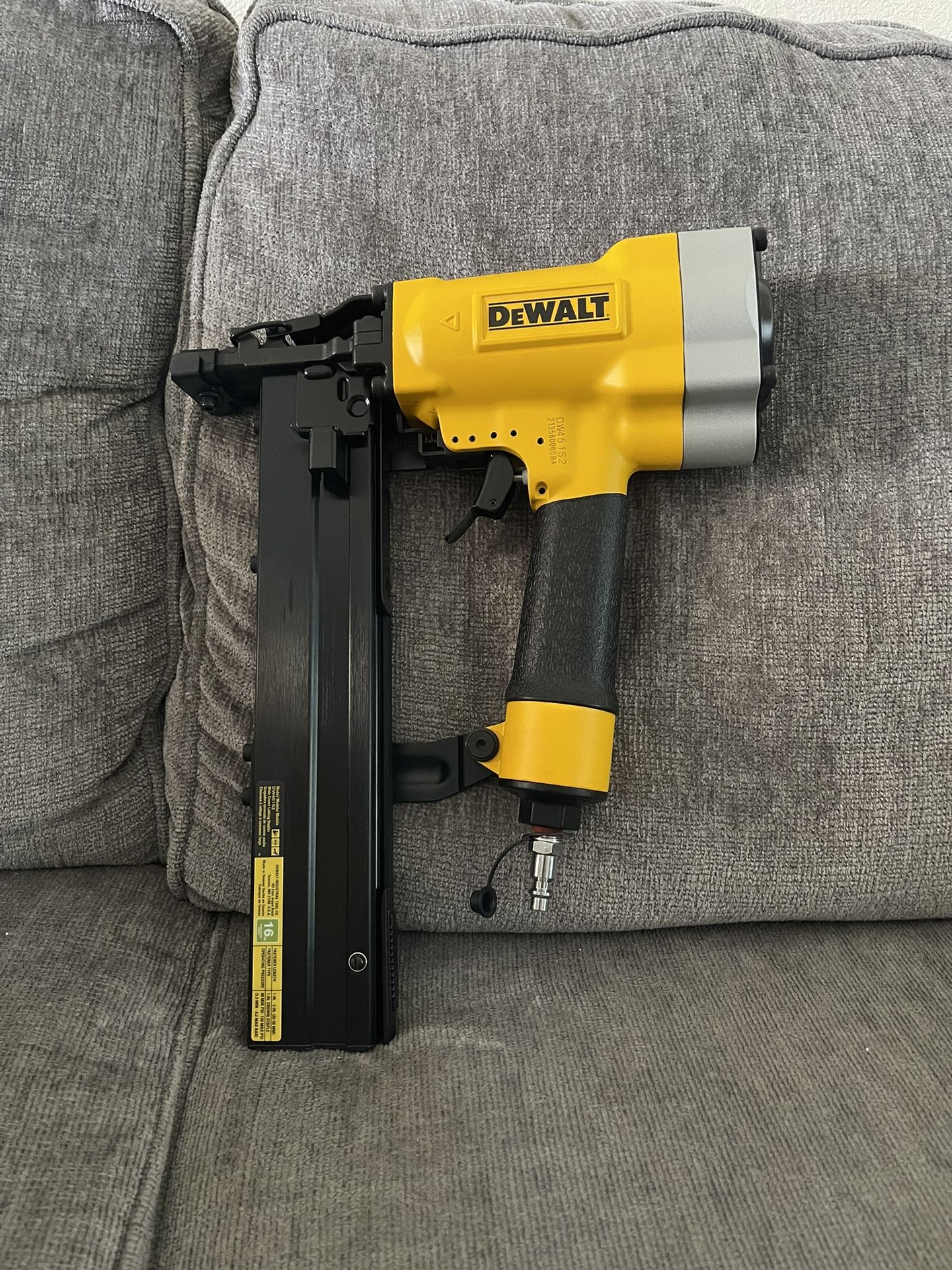 DeWalt Pneumatic 16-Gauge 1 in. Crown Lathing Stapler