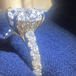 IGI Certified 2.98 Carat Engagement Ring In 22k Yellow Gold 
