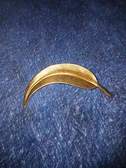 Vintage Gold Tone Curved Leaf Feather Brooch Pin