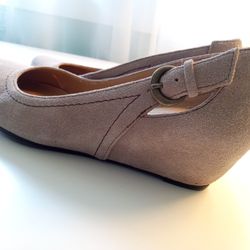 Naturalizer Tan Suede Wedge With Cut Out Size 6
