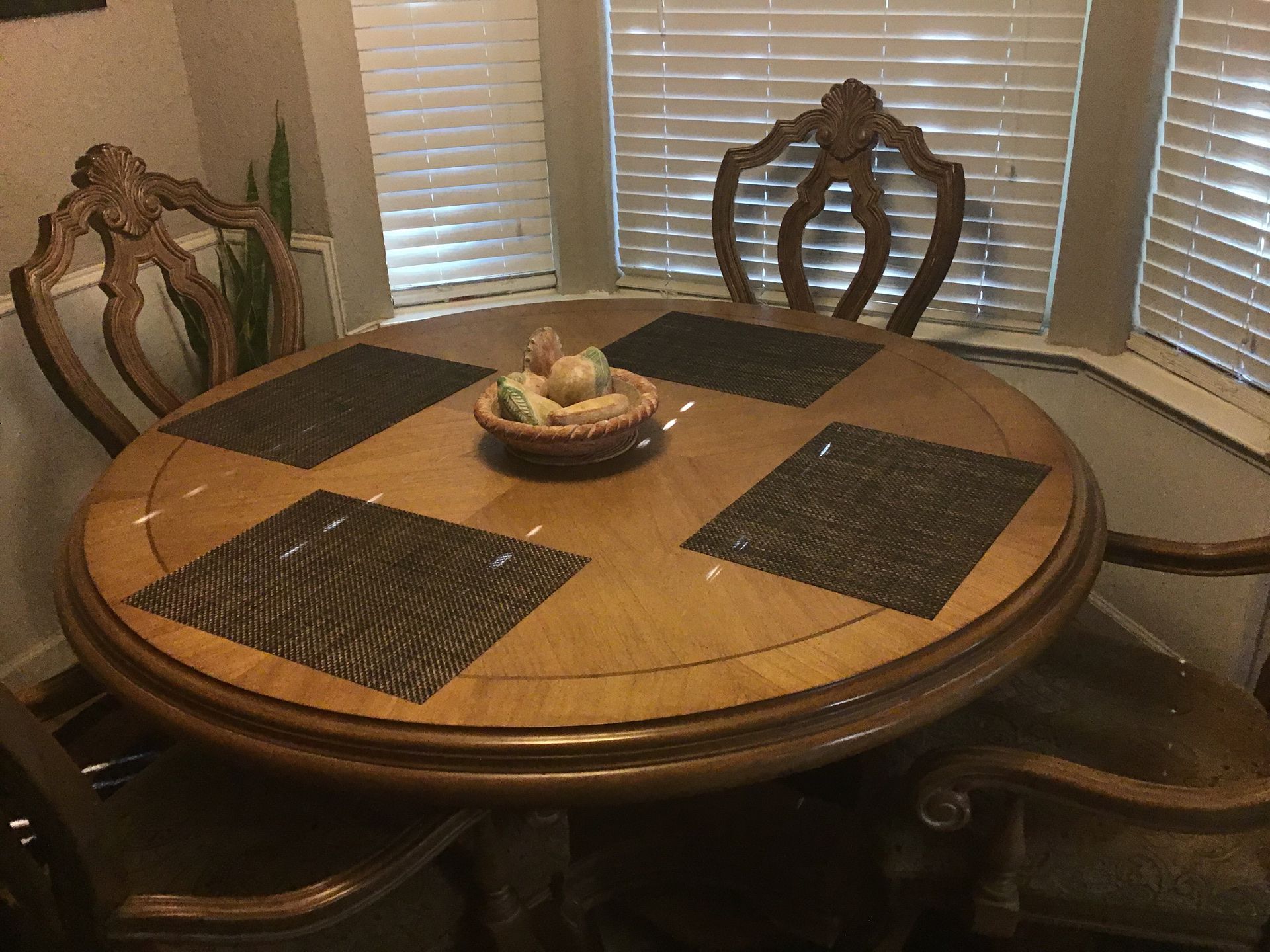 Kitchen/dinning room table with two Captain chairs and two reg