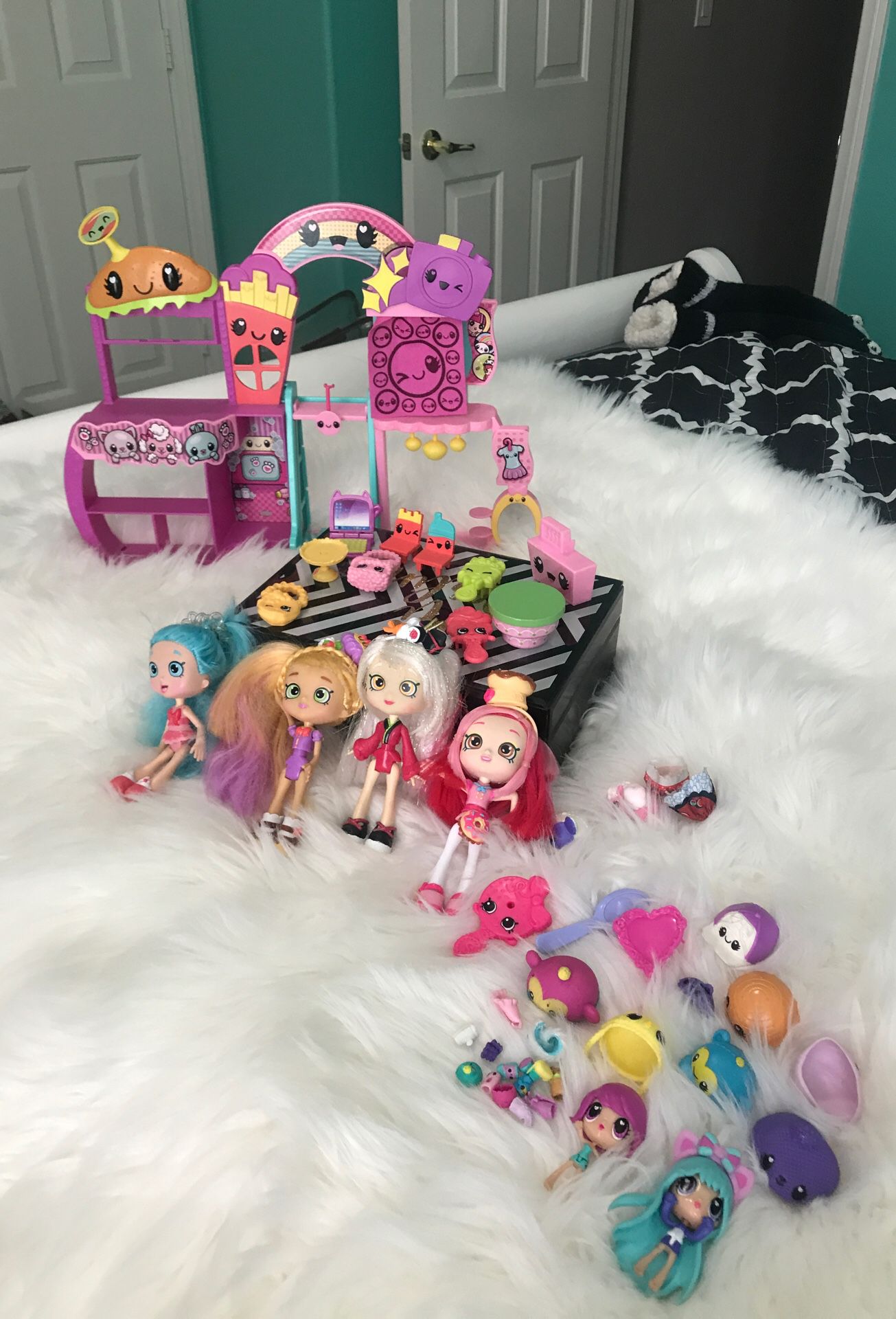 Shopkins dolls and 2 play houses