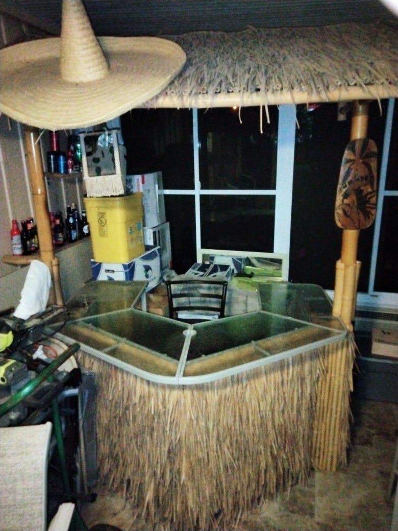 Tiki Bar - Complete : w / High Top Chairs 