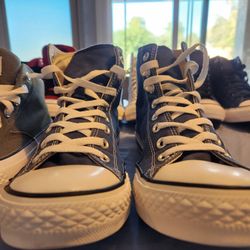 AUTHENTIC SNICKERS SIZE 9