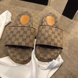 Gucci Print Slides