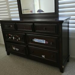 Dresser With Mirror 