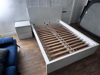 Bed with or without mattress