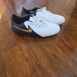 Size 7 NIke Phantom GX2 Soccer Cleats