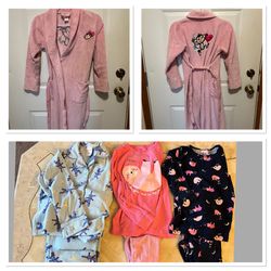 Girl ‘s Pajamas And Robe