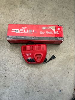 Milwawke 1/2 inch right ángel with charger no battery