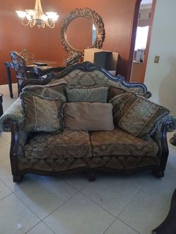 Classic Style Loveseat