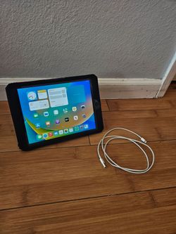 Ipad with case and charger 32gb wifi model reset ready to use
