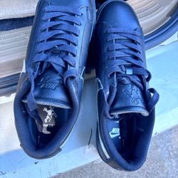 Black Nikes Size 9