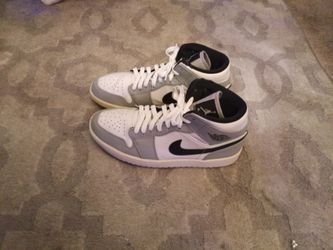 Nike Air Jordans 1 mid. Mens size 8. Great  condition
