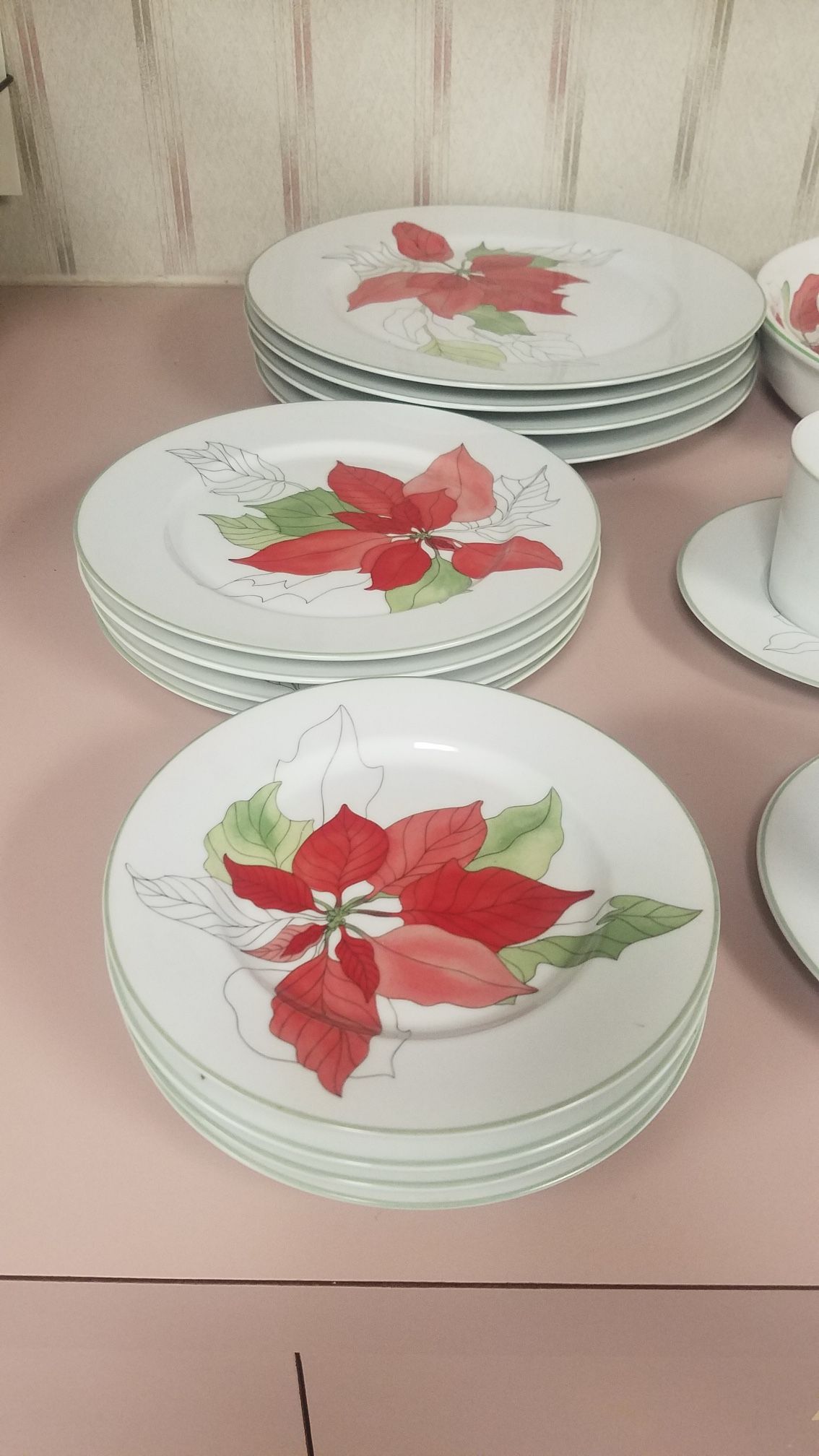 Block Spal China Poinsettia Pattern. Brand new
