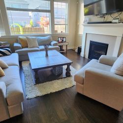 Selling a full Ashley Furniture living room set in great condition