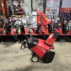HONDA HS621 Snowblower 
4 cycle Engine 
Electric start option 
New paddles 
&  scraper 
 
$299