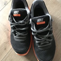 Boys Nike shoes size 6.5
