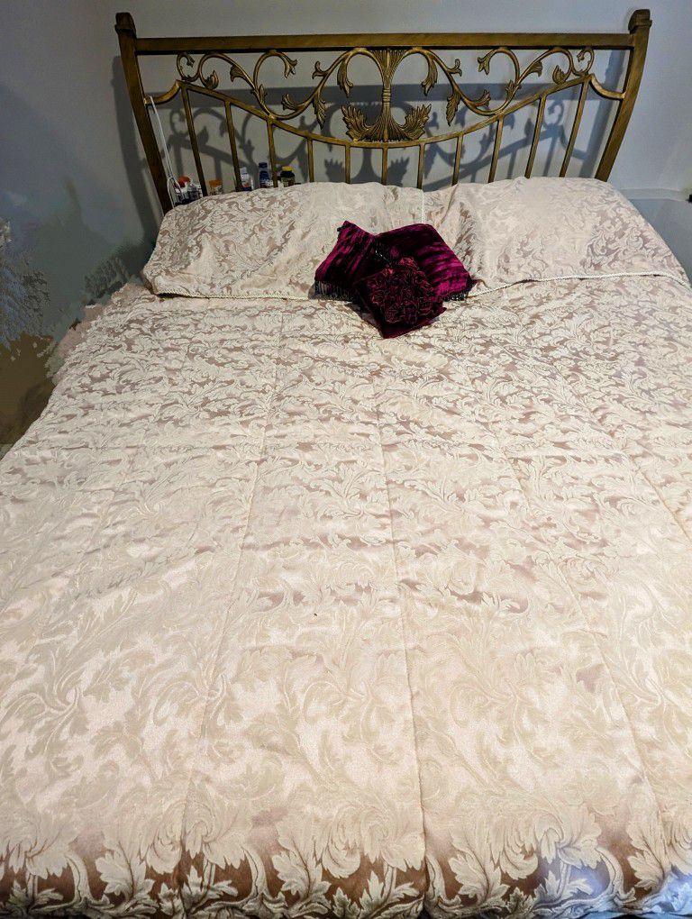 King Size Damask Comforter 