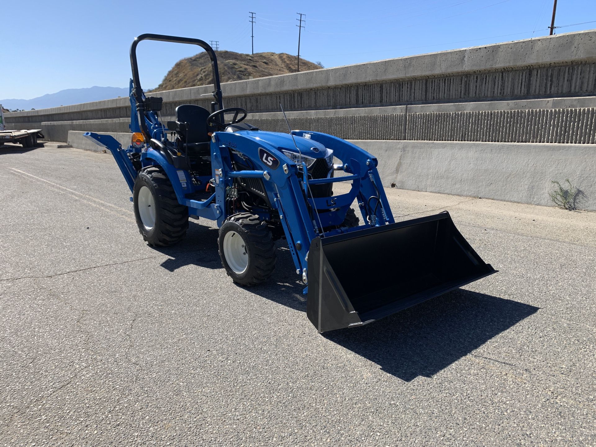 LS TRACTOR MT225S COMPACT TRACTOR WITH A FRONT LOADER & BACKHOE FOR SALE