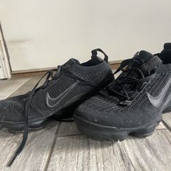 Selling used black Nike tennis shoes size 5