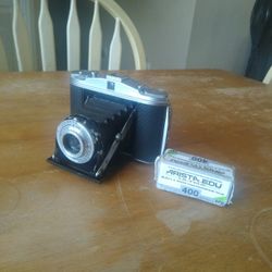 Medium Format Film Camera + 1 Roll Film Agfa 4.5 