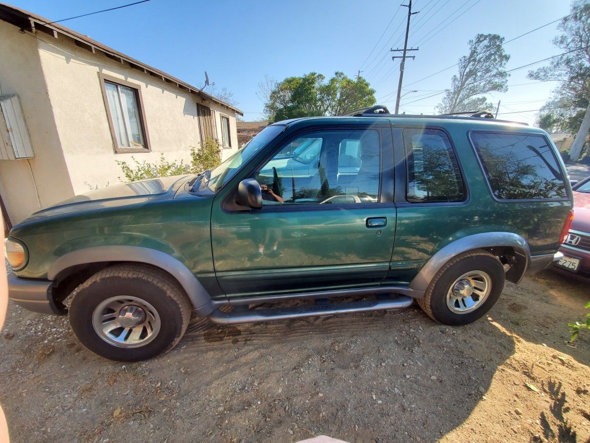 2000 Ford Explorer