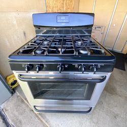 Kenmore gas stove 5 burners stainless & black color. 30”