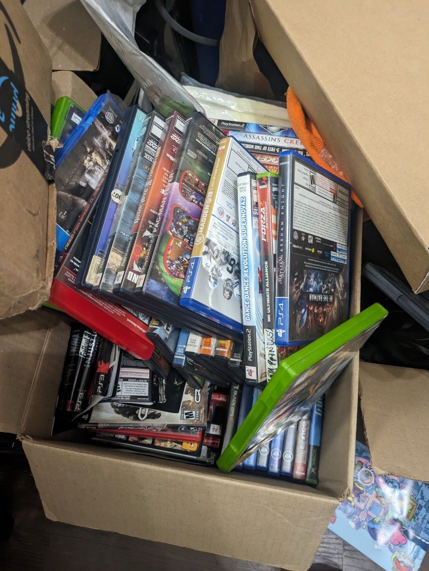 Bunch of empty Game Cases, Xbox 360, PS2, Ps4, Ect