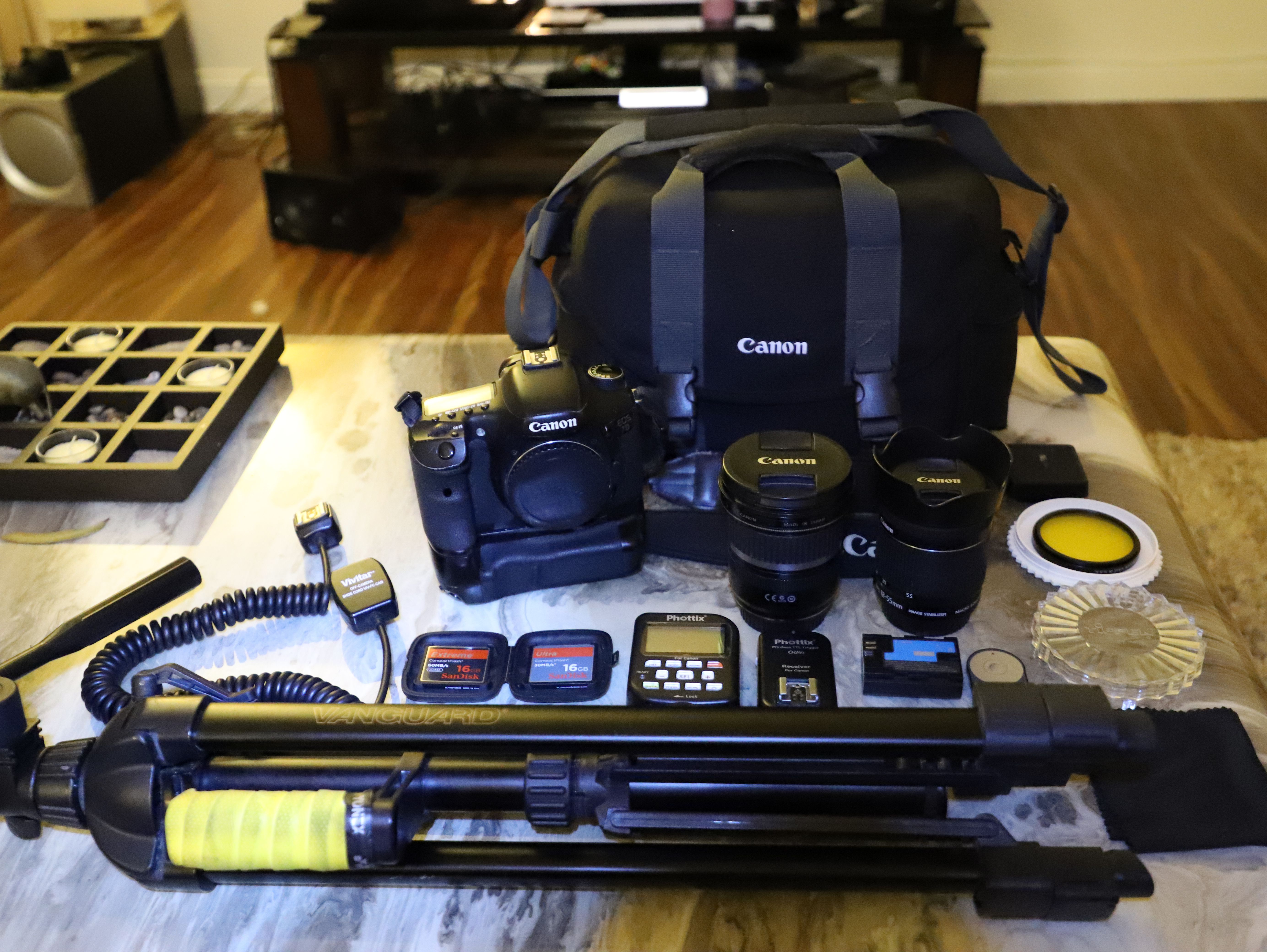Canon 7D Digital DSL Camera Body w/ 2 Lenses, Tripod, Flash Triggers, Bag ++