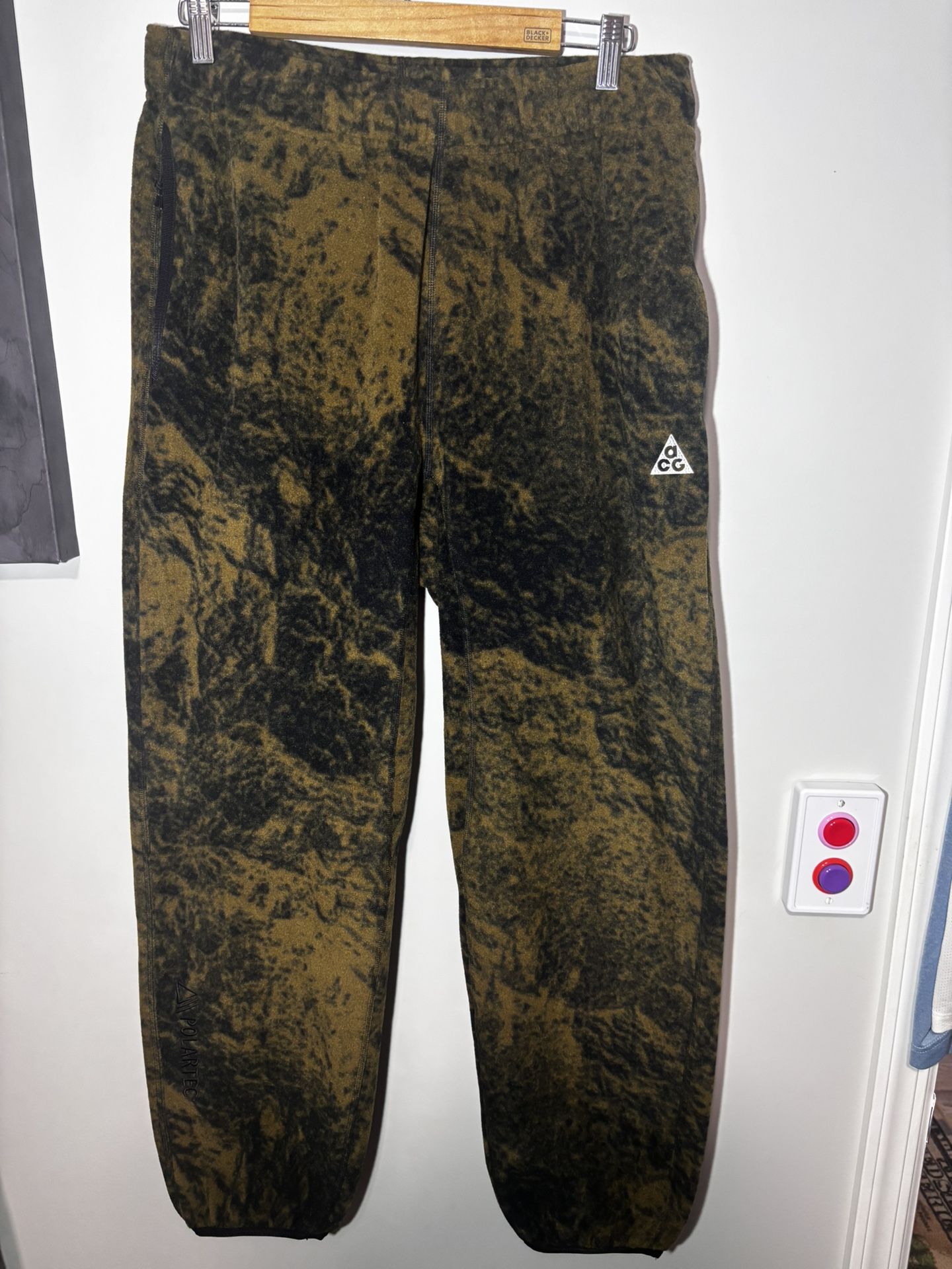 NWT NIKE MEN ACG WOLF TREE CAMO POLARTEC FLEECE JOGGER PANTS SIZE MEDIUM NEW