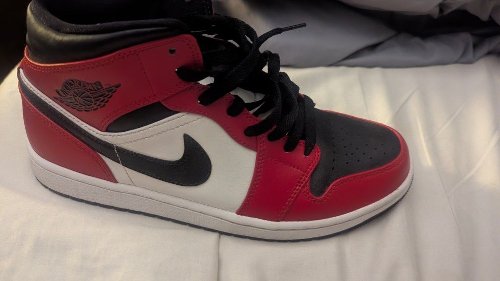 Air Jordan 1 Mid Chicago