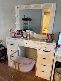 Makeup vanity