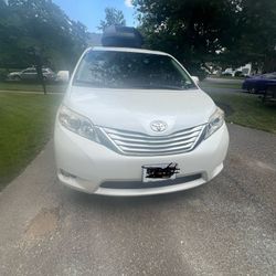 White Toyota Minivan 3013 