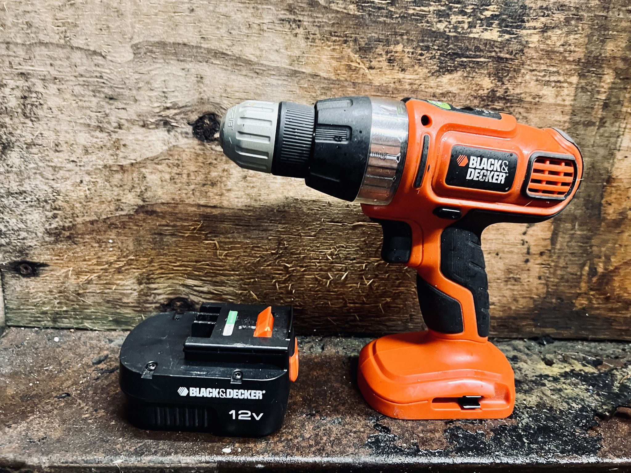 Black And Decker Drill And Battery Set