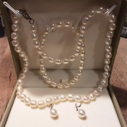 PEARL NECKLACE, BRACELET AND EARRINGS SET