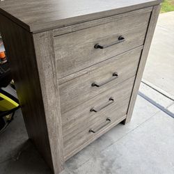 4 Drawer Dresser Like new